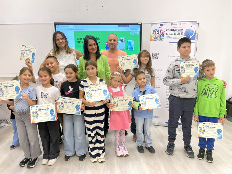 Снимка за Първата група на клуб „Откривател“ завърши обуч...