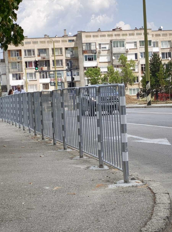 Снимка за Нови соларни знаци и парапети повишават безопас...