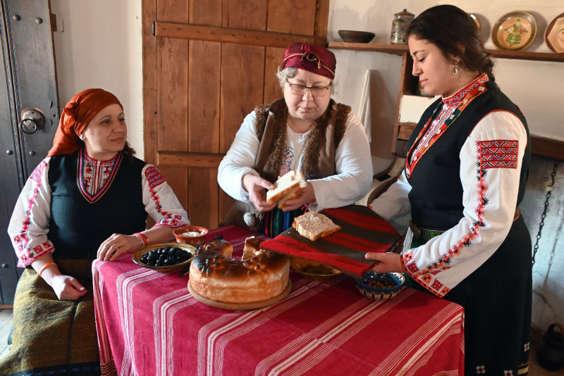 Снимка за „На гости на млада булка“ в музей „Етър“ на 28 ...