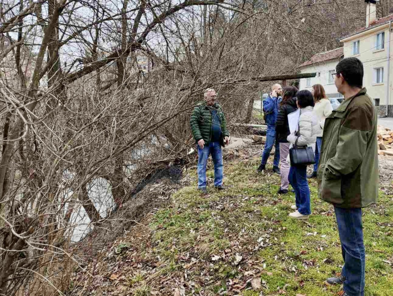 Снимка за Започва изграждането на подпорна стена по левия...