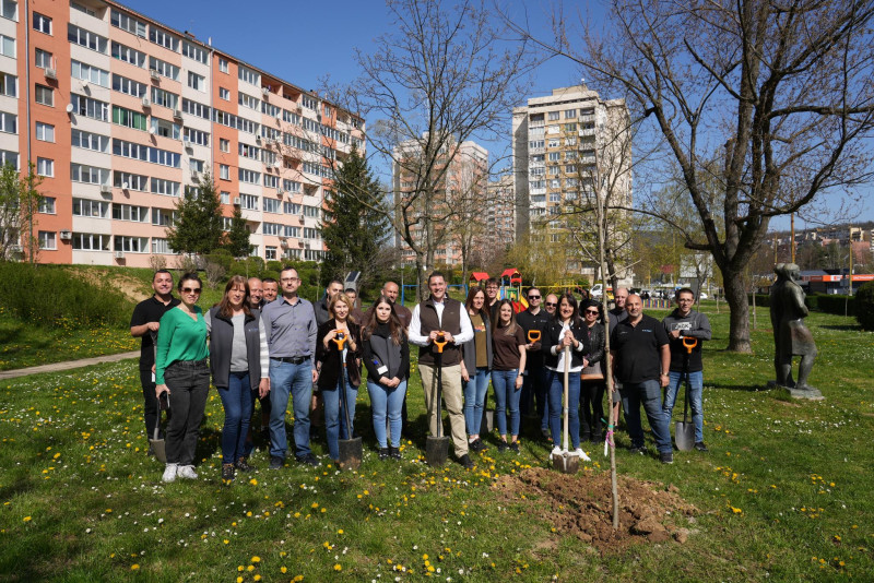 Image for Осемнадесет нови дървета обогатиха зелените пло...