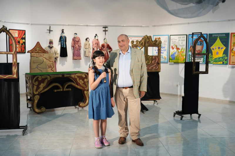 Снимка за Директорът на кукления театър Алфидин Ахмедов: ...