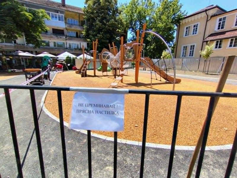 Снимка за Посегателства на детската площадка зад библиоте...