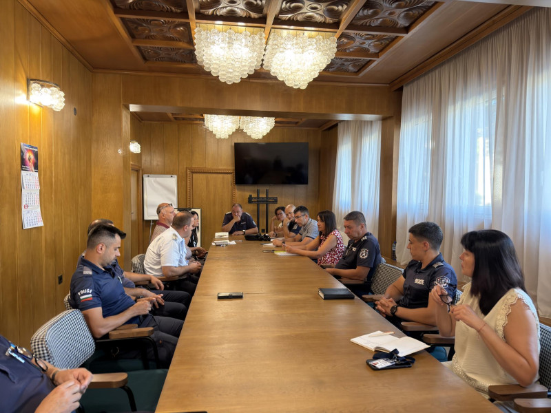 Снимка за Мария Йозова и представители на Районното управ...