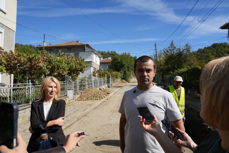 Снимка за В най-натоварената част на с. Поповци водопрово...